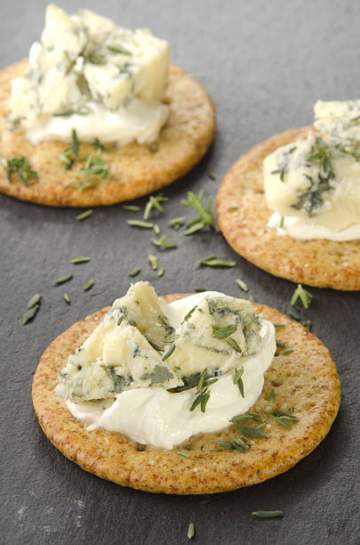 クラッカー、オーガニックのスチルトンチーズ - blue cheese cheese england cracker ストックフォトと画像