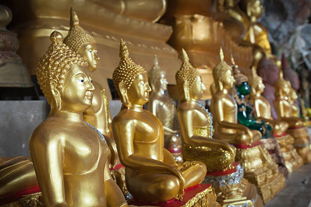 vista da estátua do buda na tailândia - praye - fotografias e filmes do acervo