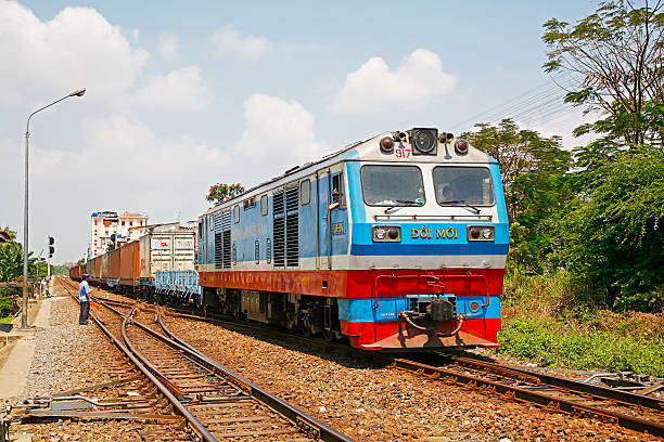 貨物列車ベトナムのハノイからニャチャンに到着 - diesel locomotive ストックフォトと画像