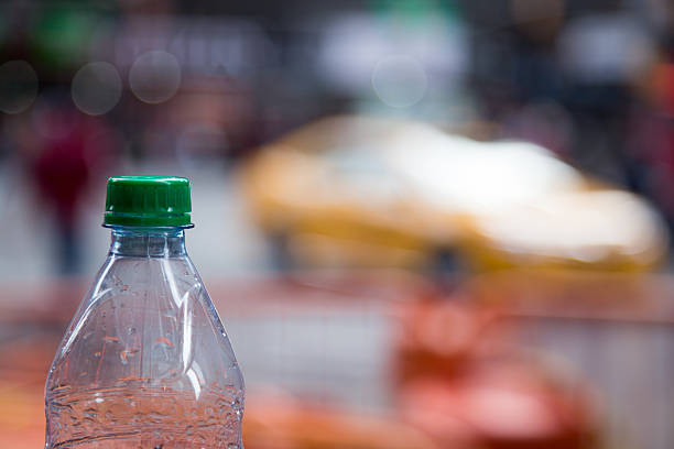vazio garrafa de água - water bottle purified water water drink - fotografias e filmes do acervo