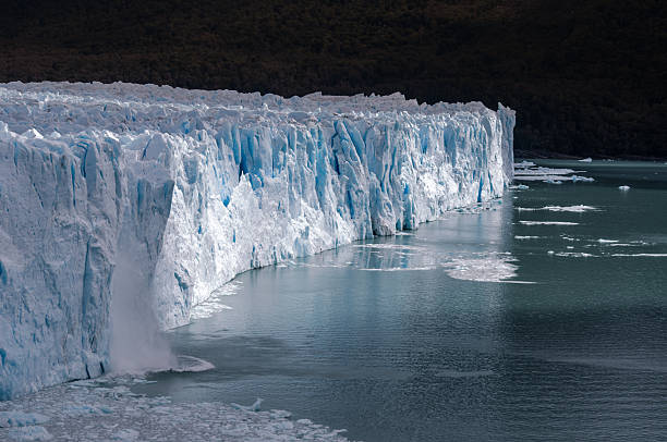The Perito Moreno Glacier in Argentina is the largest glacier in the world. This impressive mass, rising majestically from the mountains, is also magnificent, with its extraordinary shapes forming the icebergs that calve off. The cold blue-green hues contrast sharply with the deep black water of the lake.