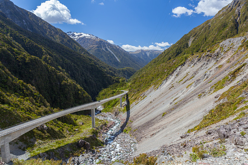 Uitzicht over het  dal van de Otira rivier op het zuidereiland van Nieuw-Zeeland, op weg naar Arthur's pass