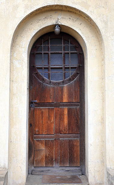 istock Wooden door-Hendaia 534805799
