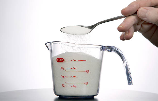мерный чашки сахара - measuring cup стоковые фото и изображения