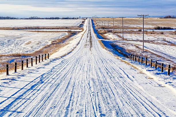 겨울맞이 road - saskatchewan country road road prairie 뉴스 사진 이미지