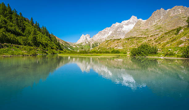 мирный горы озеро, отражающий живописные альпийские пиков панорама альпы, италия - dirt road tranquil scene blue travel destinations стоковые фото и изображения
