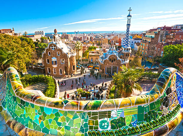 parque güell en barcelona, españa. - barcelona españa fotografías e imágenes de stock