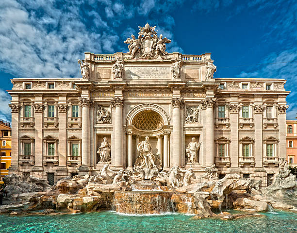 la célèbre fontaine de trevi, rome, italie. - palazzo poli photos et images de collection