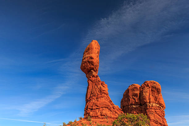 roca equilibrada - travel famous place balanced rock beauty in nature fotografías e imágenes de stock