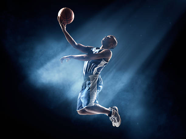 basketball-spieler in sprungwurf - sportsman front view studio shot looking at camera stock-fotos und bilder