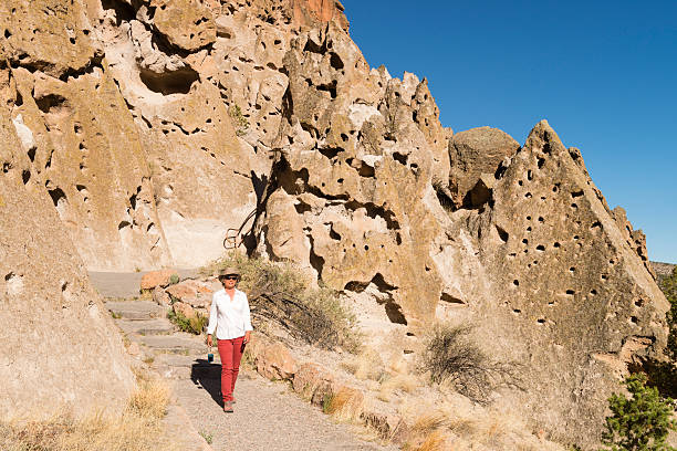 donna visita monumento nazionale di bandelier vicino a santa fe, nel nuovo messico - bandelier national monument foto e immagini stock