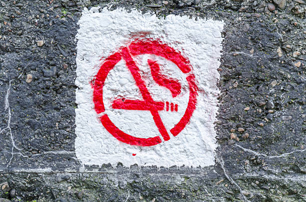 graffiti rauchverbot - smoking smoking issues cigarette addiction stock-fotos und bilder