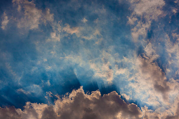 sunbeams climing do niebieskiego - sky only sky cirrocumulus window zdjęcia i obrazy z banku zdjęć