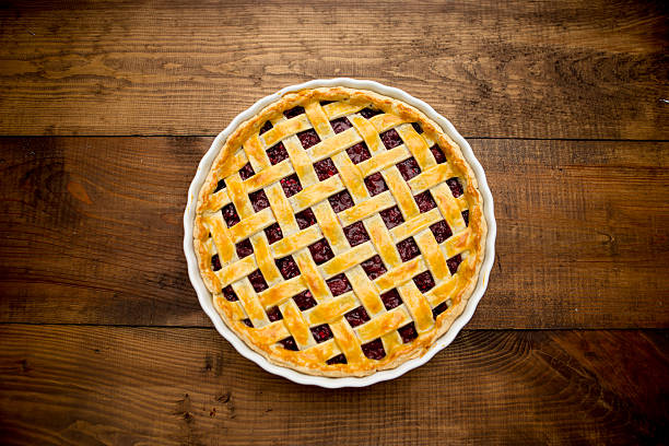 hausgemachte cherry pie - pie dessert cherry pie baked stock-fotos und bilder