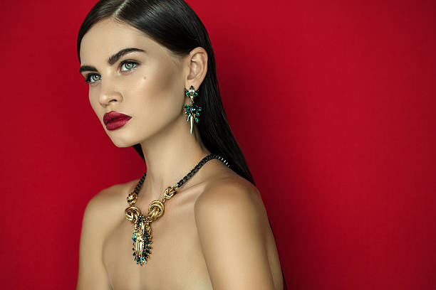 молодая красивая женщина - earring gold jewelry contemporary стоковые фото и изображения