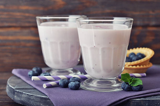 świeży jogurt z jagodami - blueberry smoothie glass striped zdjęcia i obrazy z banku zdjęć