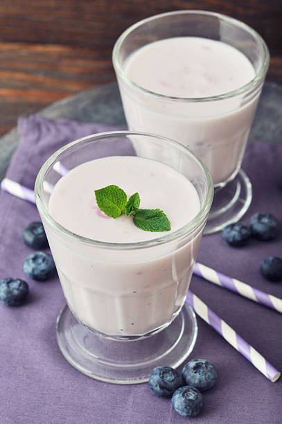 świeży jogurt z jagodami - blueberry smoothie glass striped zdjęcia i obrazy z banku zdjęć