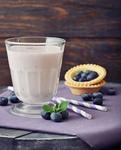 joghurt mit frischen blaubeeren - blueberry smoothie glass striped stock-fotos und bilder