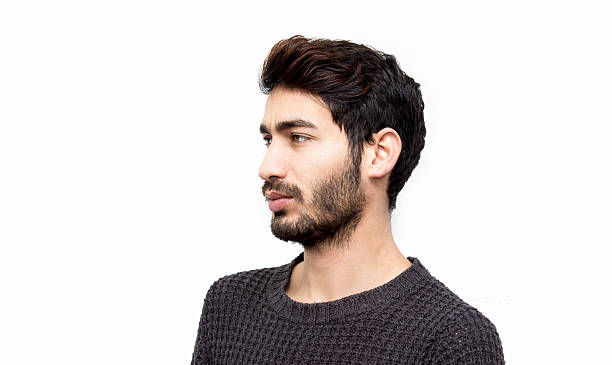 retrato de hombre joven mirando lejos en serio en blanco backgrou - brown hair isolated on white short hair young men fotografías e imágenes de stock