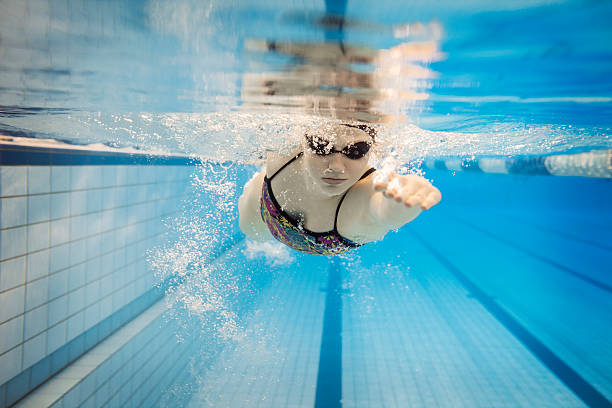 hembra nadador submarino - lap pool fotos fotografías e imágenes de stock