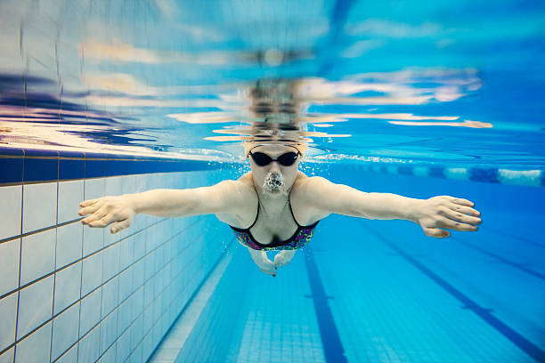 mujer joven vista submarina de natación - braza fotografías e imágenes de stock