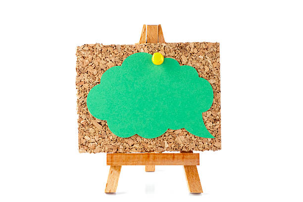 cavalletto in legno con lavagna di sughero e verde discorso di pensiero - bulletin board speech bubble paper thumbtack foto e immagini stock