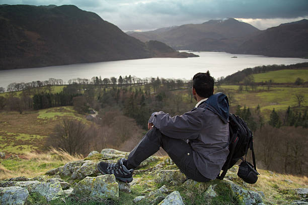 homme et la montagne - lakedistrict photos et images de collection