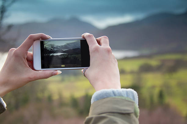 vue sur un paysage par un smartphone - lakedistrict photos et images de collection