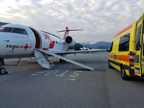 rega ambulância aérea e cvl estrada de ambulância - travel healthcare and medicine emergency services urgency imagens e fotografias de stock