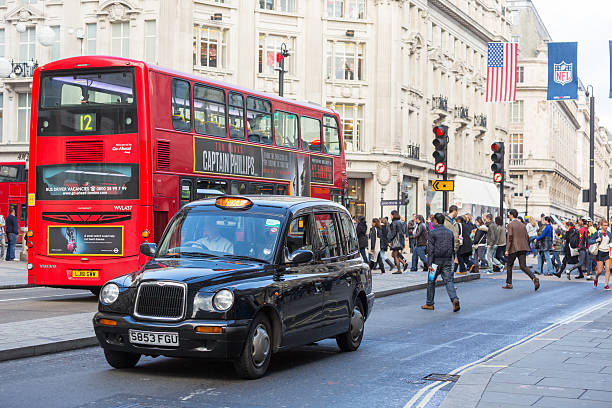 famoso negro taxi y de autobús rojo de dos pisos - black cab fotografías e imágenes de stock