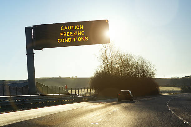 autobahn gantry schild im winter - driving conditions stock-fotos und bilder