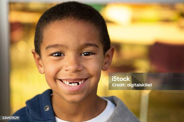 Photo libre de droit de Petit Garçon À Lécole banque d'images et plus d'images libres de droit de Petits garçons - Petits garçons, Enfant, Sourire