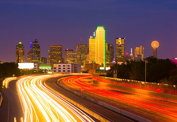 horizonte de dallas e estrada ao pôr do sol com roxo e dourado - bank of america plaza - fotografias e filmes do acervo