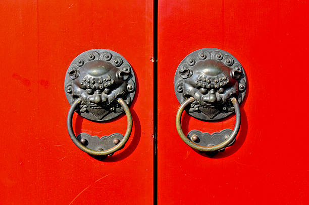 istock Red chinese door with a lion/dragon head. 534923567