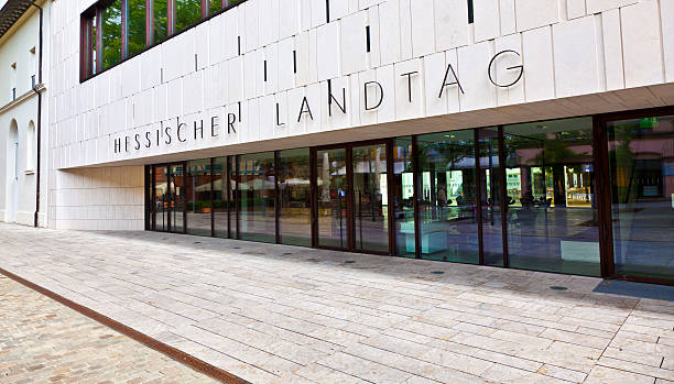 eingang der landtag in wiesbaden - hessen stock-fotos und bilder