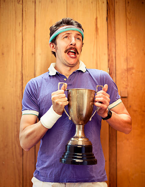 uomo con il trofeo - humor athlete trophy one person foto e immagini stock