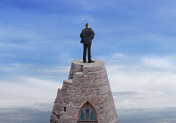 hombre de negocios en la torre - torre de babel fotografías e imágenes de stock