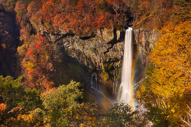 kegon falls próximo a nikko, japão no outono - nikko national park - fotografias e filmes do acervo