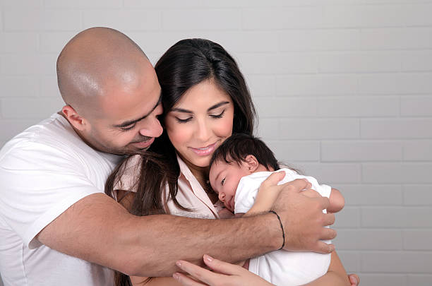 arabo famiglia felice a casa - domestic life family heterosexual couple young family foto e immagini stock