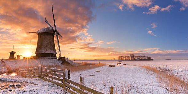 tradycyjne holenderskie wiatraki w zimie na wschód słońca - polder windmill space landscape zdjęcia i obrazy z banku zdjęć