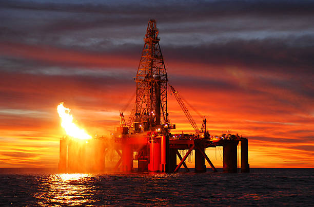 실루엣 해양수 엔진오일 삭구를 장비하다 보세요. - oil rig sea remote oil industry 뉴스 사진 이미지