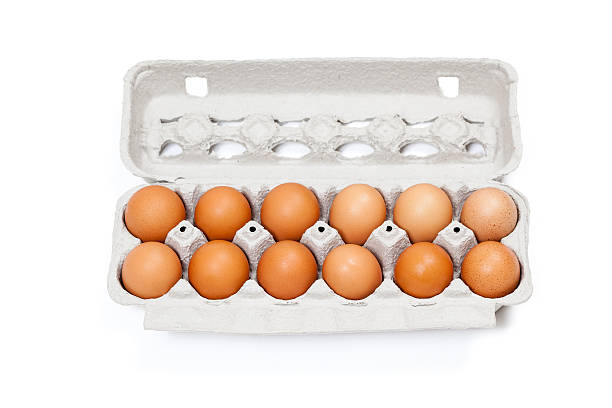 коробка из органических яйцо - dozen eggs food eggs horizontal стоковые фото и изображения