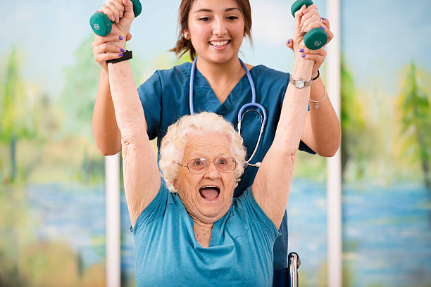 krankenschwester ist physiotherapie mit senior frau geduldig. arm stärkung. - community outreach home caregiver care cheerful stock-fotos und bilder