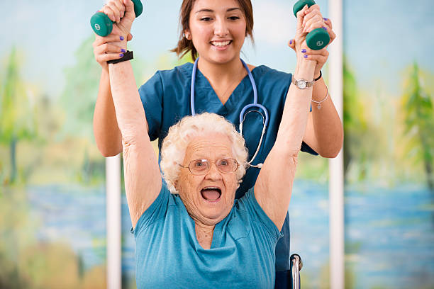 infirmière fait thérapie physique avec le patient femme senior. se renforcer. - community outreach home caregiver care cheerful photos et images de collection