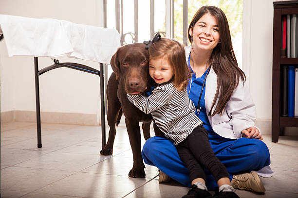 little girl reunited con su perro - doctor dog portrait animal hospital fotografías e imágenes de stock