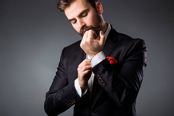 elegante giovane uomo preparando. - cuff link suit men wedding foto e immagini stock