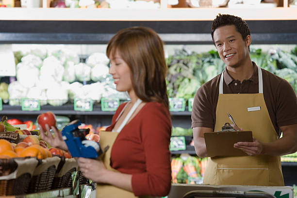 assistentes de vendas de trabalho - supermarket sales clerk grocer apron imagens e fotografias de stock