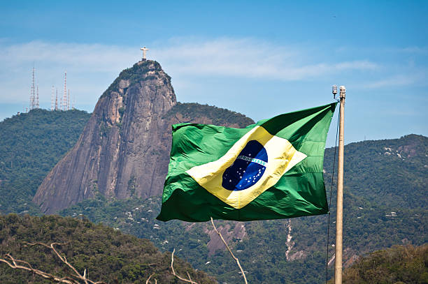 brazylia flaga i corcovado mountain z chrystus odkupiciel - chrystus the odkupiciel zdjęcia i obrazy z banku zdjęć