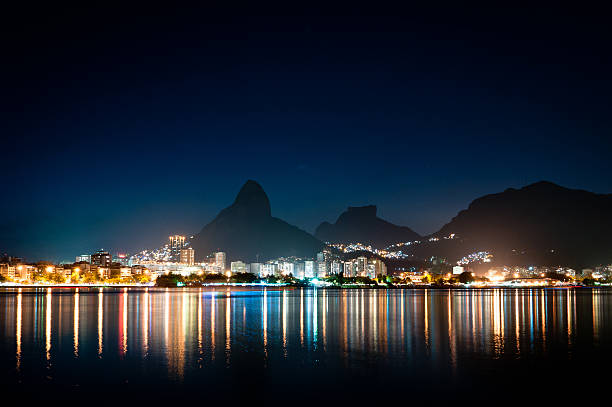 rio de janeiro w nocy - gavea mountain zdjęcia i obrazy z banku zdjęć