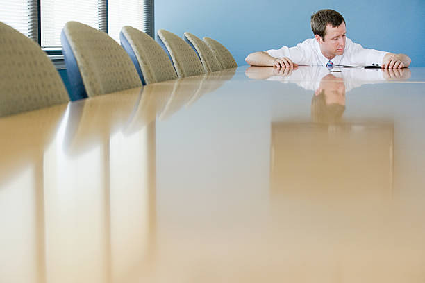 hombre en la sala de conferencias - exam business caucasian board room fotografías e imágenes de stock